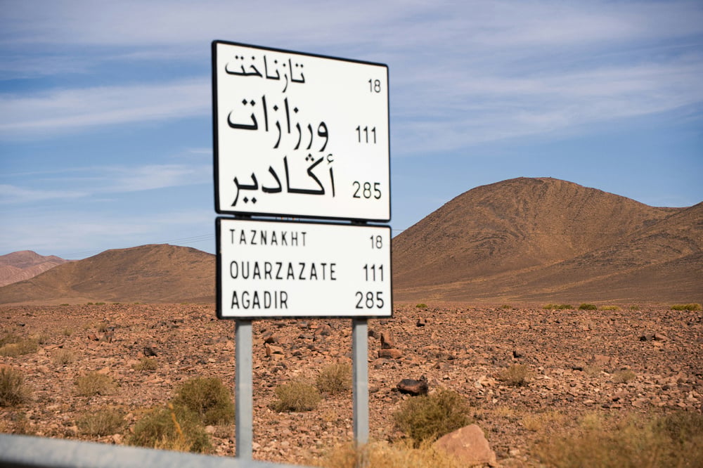 Straßenschilder auf Arabisch und Englisch in Marokko
