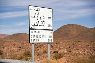 Straßenschilder auf Arabisch und Englisch in Marokko