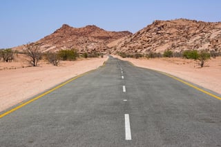 Straße durch die Wüste in Namibia