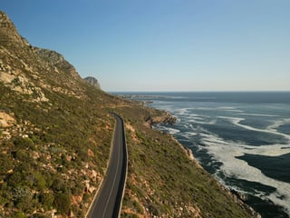 Straße entlang der Küste in Südafrika