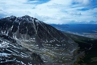 Bergblick und Meer in Argentinien