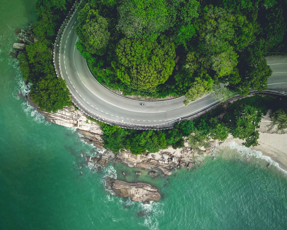 Kurvenreiche Straße entlang der Küste in Malaysia