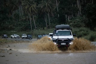 Autos auf einer schwimmenden Straße auf den Phillipinen