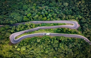 Kurvenreiche Straße durch den Dschungel in Sri Lanka