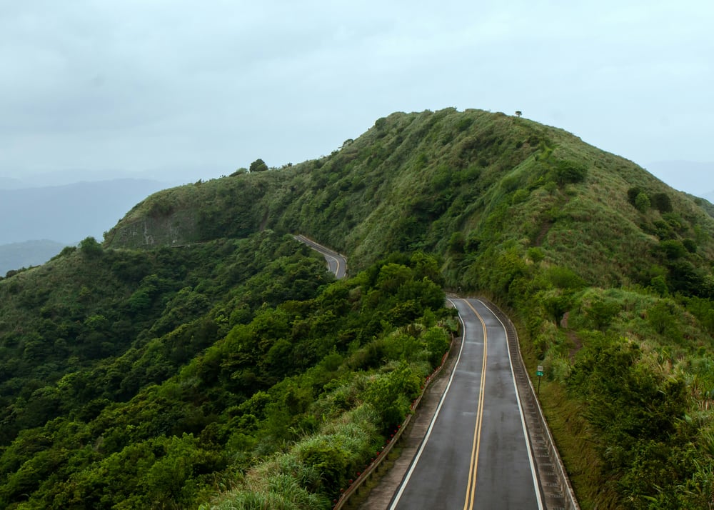 Straße durch grüne Berge in Taiwan