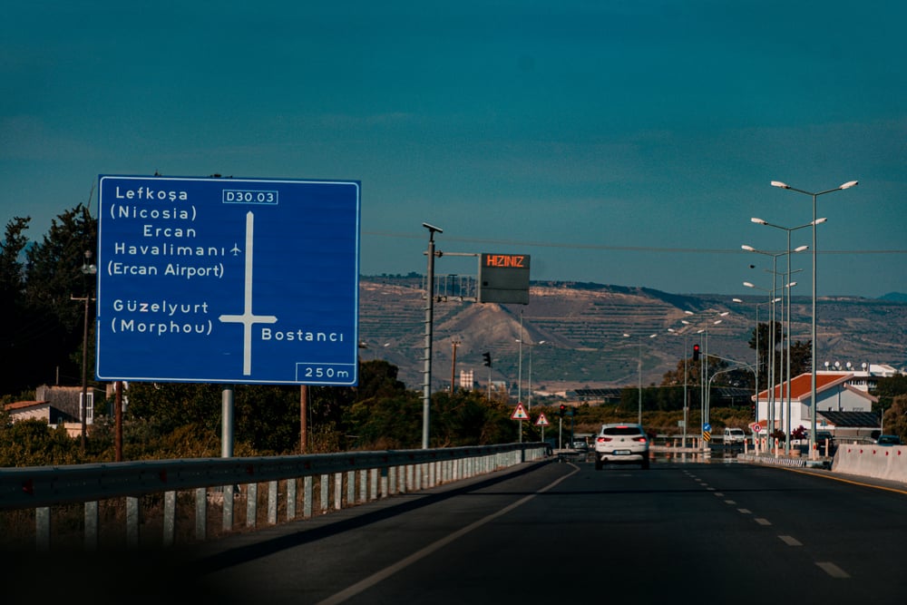Straße und Straßenschilder in der Türkiye