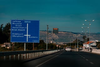 Straßenschild an einer sonnigen Straße in der Türkei
