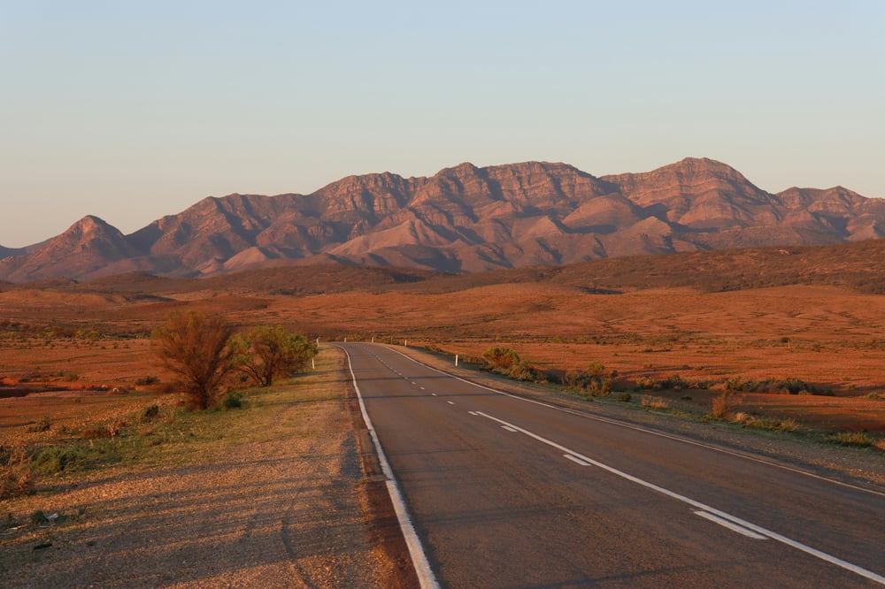 Straße durch rot gefärbte Landschaft Australien