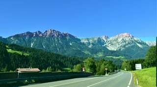 Sonnige grüne Straße in Österreich