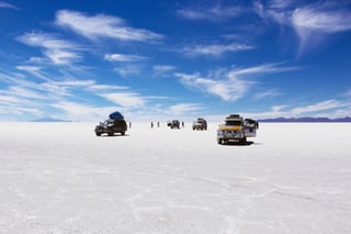 4x4 Tour in Bolivien auf weißen Ebenen