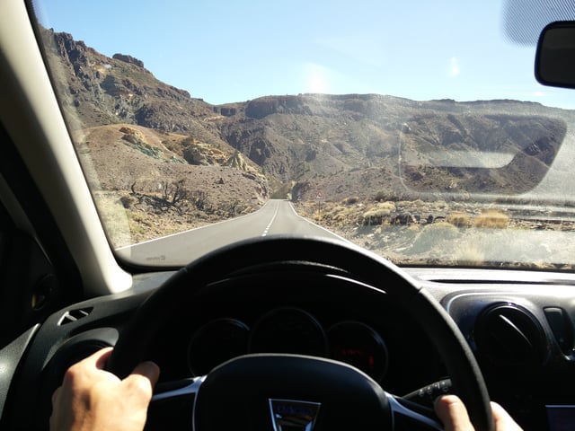 Blick aus Fahrerperspektive auf eine Straße