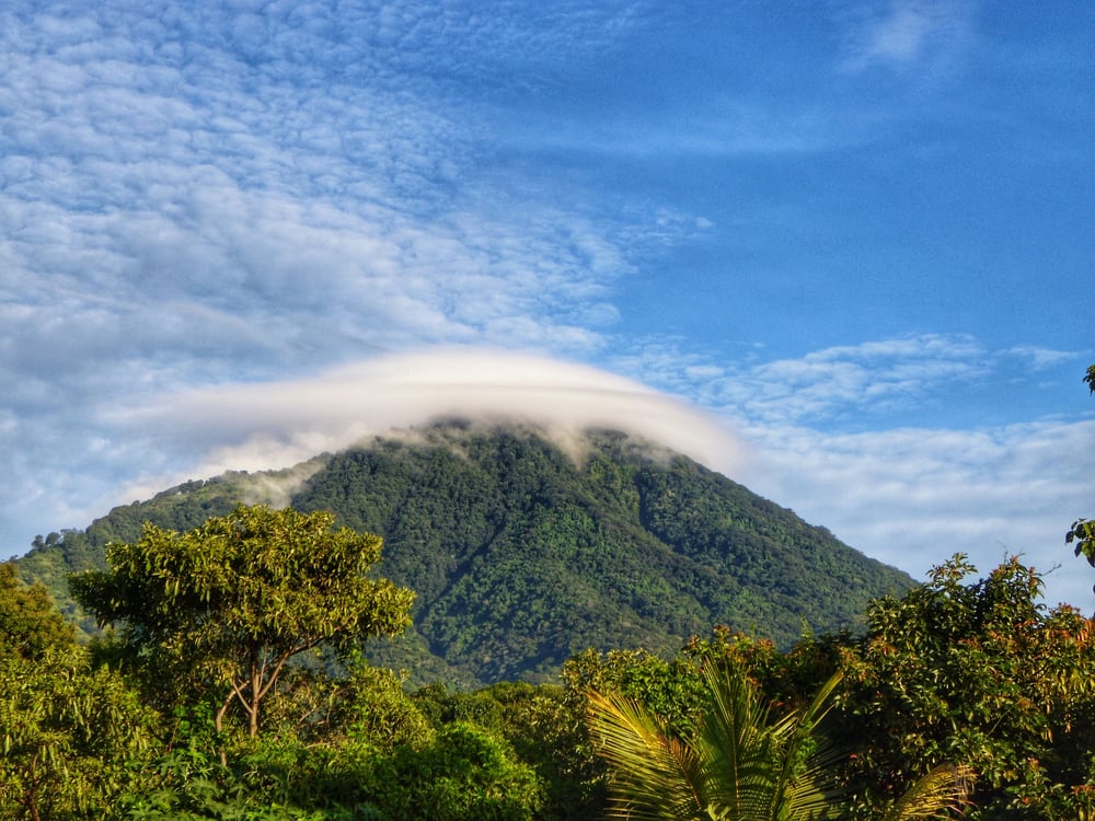 Berg im Dschungel von einer Wolke bedeckt