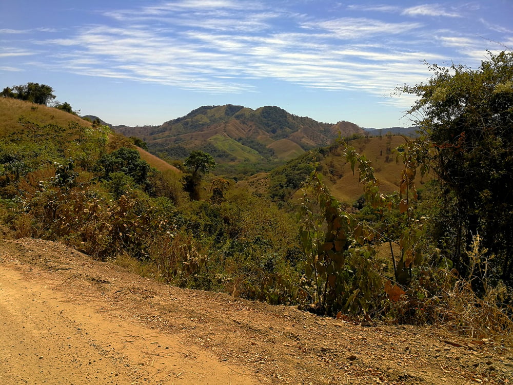Unbefestigte Straße in den Bergen von Costa Rica