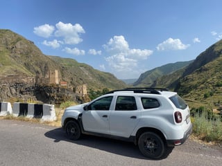 Weißes Auto und Bergblick in Albanien
