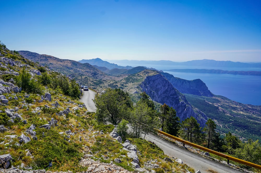 Bergstraße entlang der Küste Kroatiens