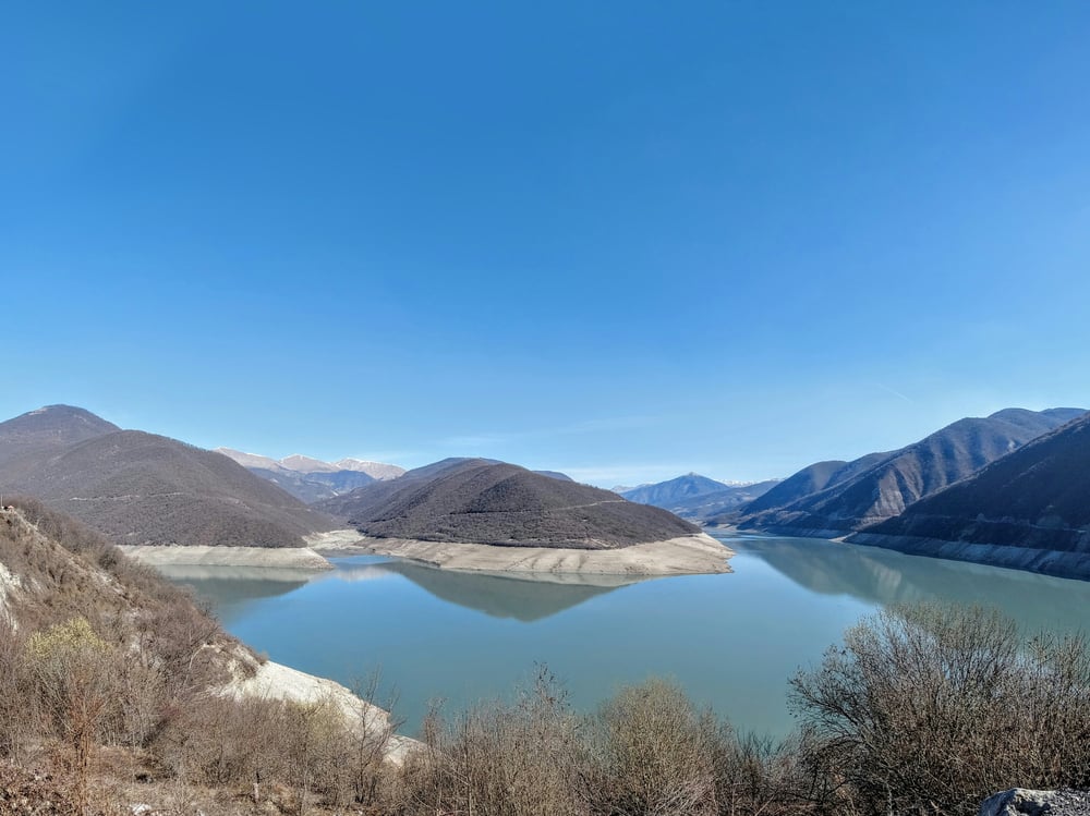Von Bergen umgebener See in Geaorgie (Europa)