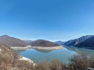 Von Bergen umgebener See in Georgia