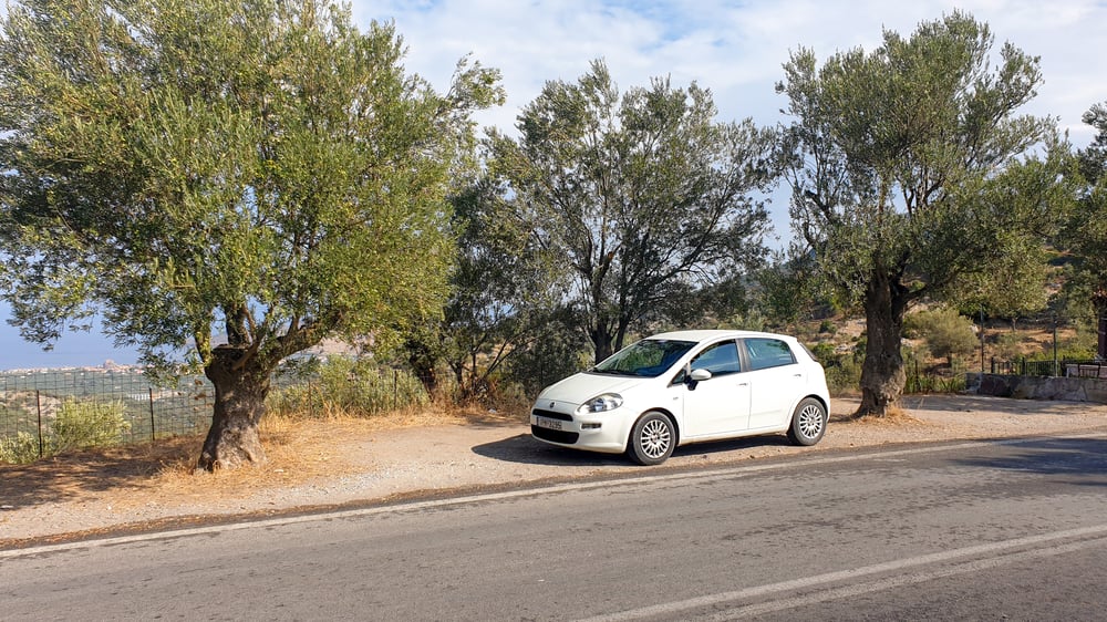 Das weiße Auto war am Straßenrand auf Lesbos geparkt.