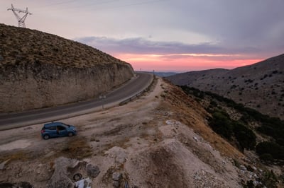 Sonnenuntergang in den Bergen auf einer griechischen Insel