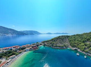 Blick auf See und Meer in einem auf einer griechischen Insel