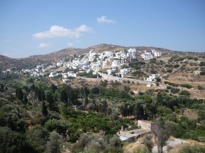 Blick auf die Berge über der Stadt Naxos