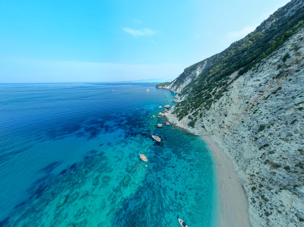 Türkisfarbenes Meer an einer griechischen Insel