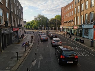 Autos auf der Straße in Irland