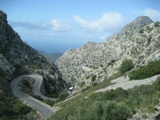 Kurvenreiche Straße in den Bergen Malta