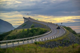 Der Weg zur Brücke in Norwegen