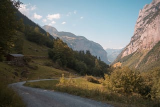 Straße zwischen den Bergen in der Schweiz
