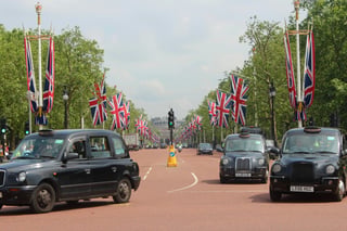 Taxis auf der Straße mit britischen Flaggen