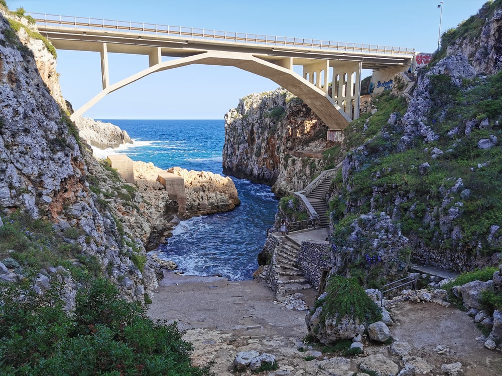 Brücke zwischen Bergen und Meer in Italien