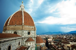 Die Kuppel und das Dach einer klassischen Kirche in Italien