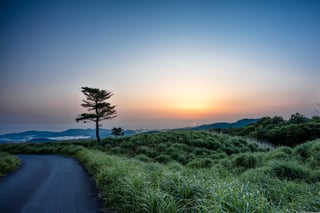 Der Weg zum Sonnenuntergang in Japan