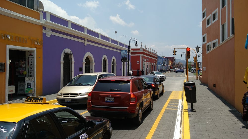 Autos in einer Straße in Puebla, Mexiko