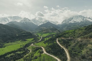 Kurvenreiche Straße in grünen Bergen in Armenien