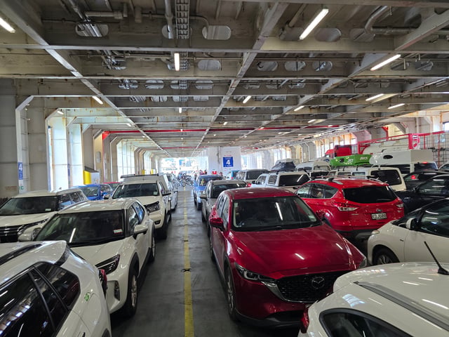 Autos auf dem Fahrzeugdeck einer Fähre