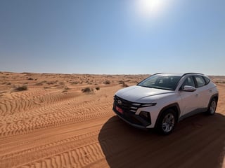 Weißes Auto in der Wüste Oman