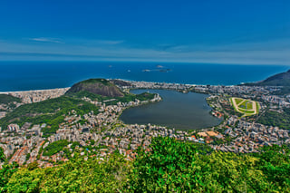Blick auf Stadt und Meer in Brasilien