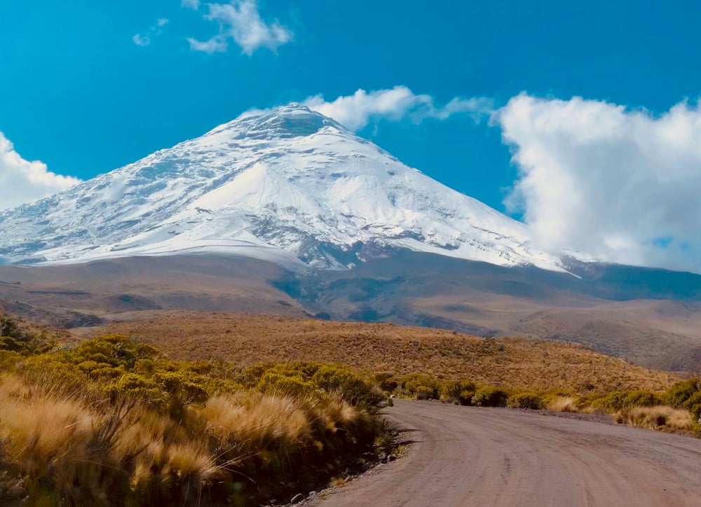 Straße durch die Landschaft Ecuadors zu verschneiten Bergen