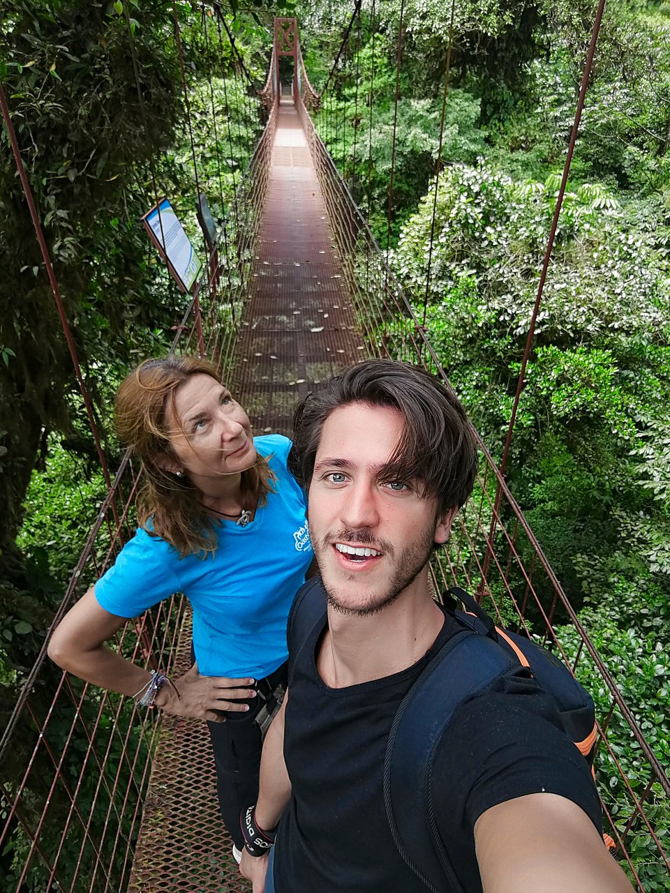 Yvonne und Martijn auf einer Hängebrücke im Regenwald von Costa Rica.