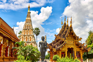 Asiatische Tempel und Statuen in tropischer Umgebung