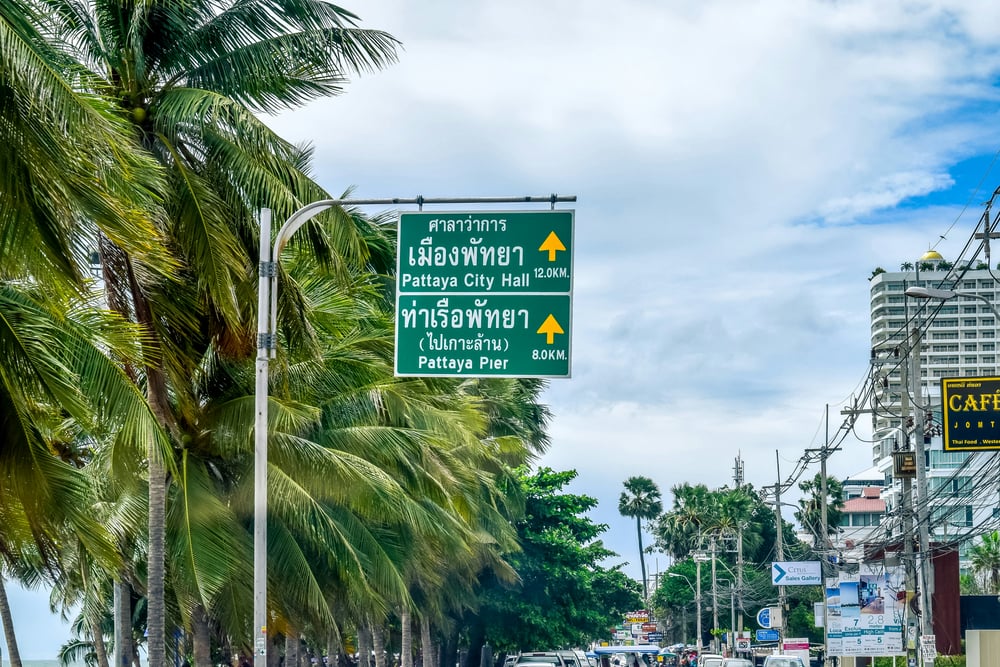 Straßenschilder auf Thai und Englisch