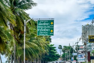 Straßenschilder auf Thai und Englisch in Thailand