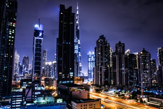 Stadt bei Nacht in den Vereinigten Arabischen Emiraten