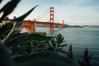Die Golden Gate Bridge bei klarem Wetter und ruhigem Wasser